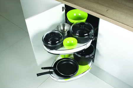 Dwupoziomowy system Corner Optima tworzą dwie, wysuwane niezależnie od siebie półki o odpowiednio wyprofilowanych rantach.