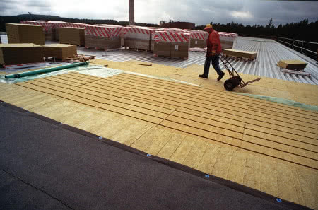 Warstwa hydroizolacji na dachu płaskim.