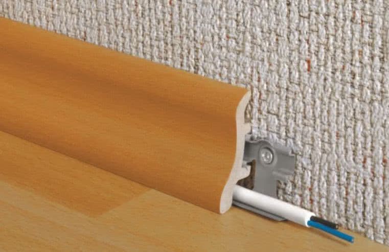 Przewód zamaskowany w listwie ozdobnej. Przewód zamaskowany w listwie ozdobnej.